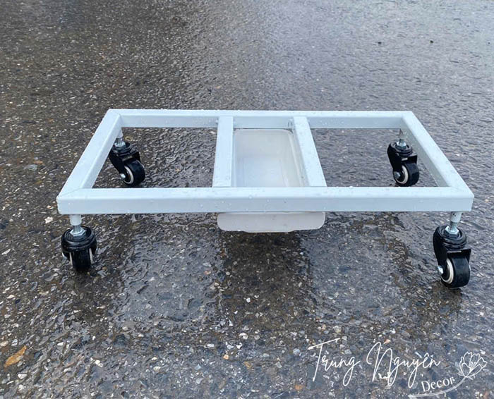 Giá sắt có bánh xe kê chậu