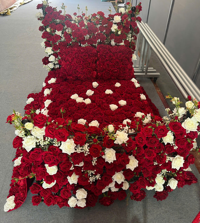 Giường hoa hồng nhung đỏ sự kiện (Giả)